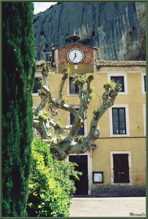 Mairie et école avec en toile de fond la Falaise de la Madeleine, village du Lioux, Lubéron (84)