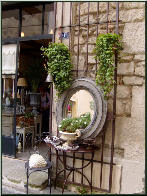 Devanture d'une boutique dans une ruelle à Saint Rémy de Provence, Alpilles (13)