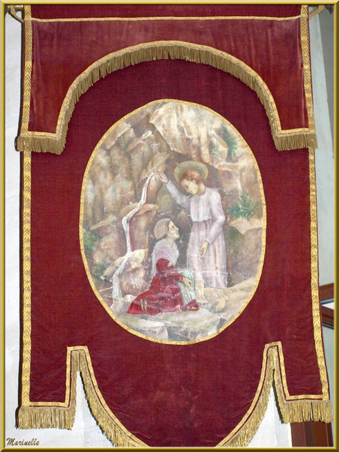 Très ancien fanion de procession, devenu draperie, dans l'église de l'Ermitage Saint Gens, village de Le Beaucet, Lubéron (84)