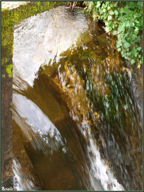 Chute d'eau en sortie d'une écluse sur le Canal des Landes au Parc de la Chêneraie à Gujan-Mestras (Bassin d'Arcachon)