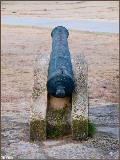 Un des deux canons sur un côté de la jetée à Arès (Bassin d'Arcachon)