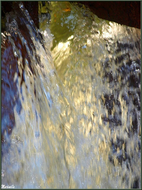 Chute d'eau et ses perles en sortie d'une écluse sur le Canal des Landes au Parc de la Chêneraie à Gujan-Mestras (Bassin d'Arcachon)