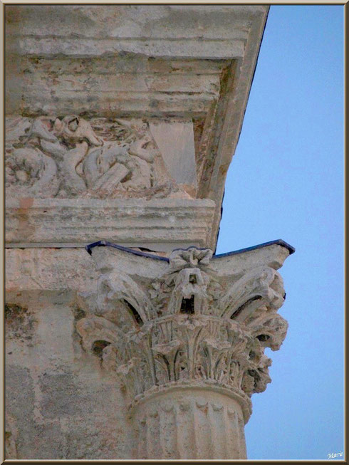 Détail d'une des colonnes au-dessus du socle au Mausolée des Jules aux Antiques à Saint Rémy de Provence, Alpilles (13)