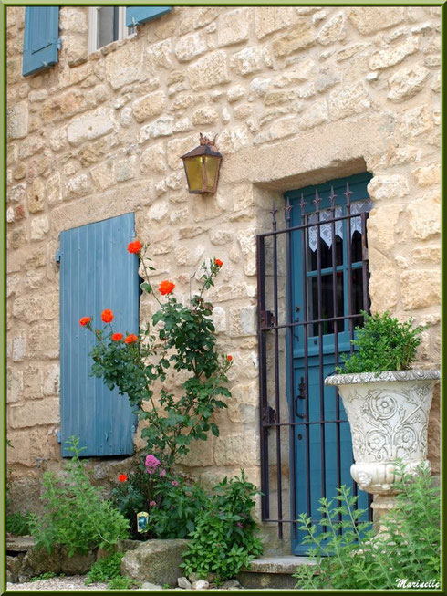 Pas de porte dans le village d'Oppède-le-Vieux, Lubéron (84)