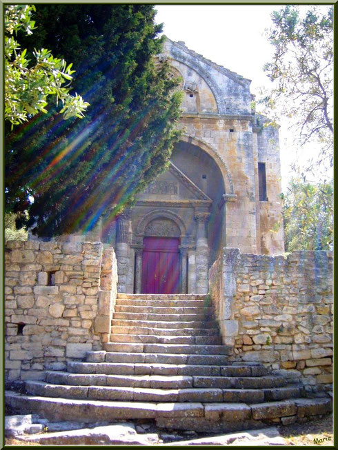 La chapelle Saint Gabriel à Saint Etienne du Grès dans les Alpilles (Bouches du Rhône) dans sa lumière divine 