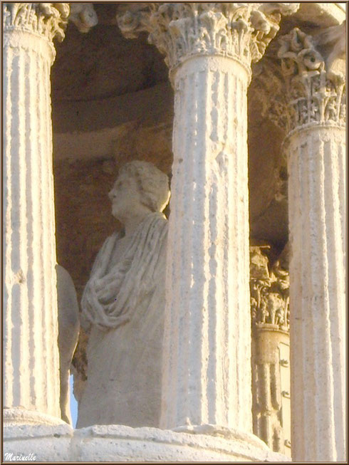 Les statues en haut du dôme du Mausolée des Jules aux Antiques à Saint Rémy de Provence, Alpilles (13)