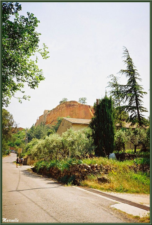 Route menant au village de Roussillon, Lubéron (84)