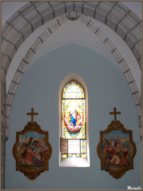 L'église Saint Pierre de Laruns, Vallée d'Ossau (64) : un vitrail et deux tableaux de Chemin de Croix