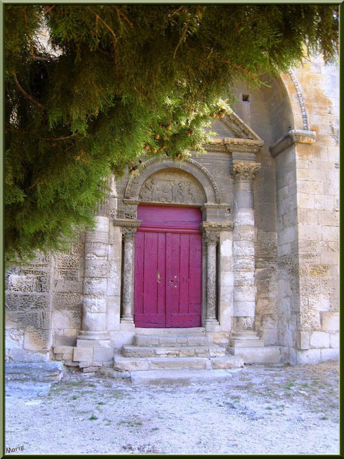 La chapelle Saint Gabriel à Saint Etienne du Grès dans les Alpilles (Bouches du Rhône) : le parvis et la porte d'entrée