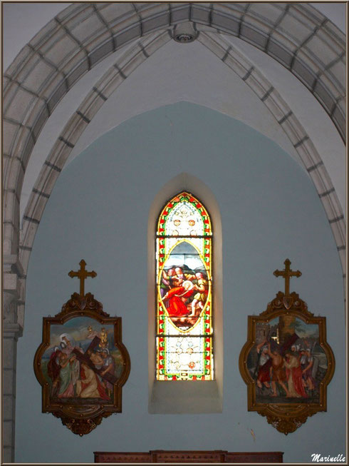 L'église Saint Pierre de Laruns, Vallée d'Ossau (64) : un vitrail et deux tableaux de Chemin de Croix 