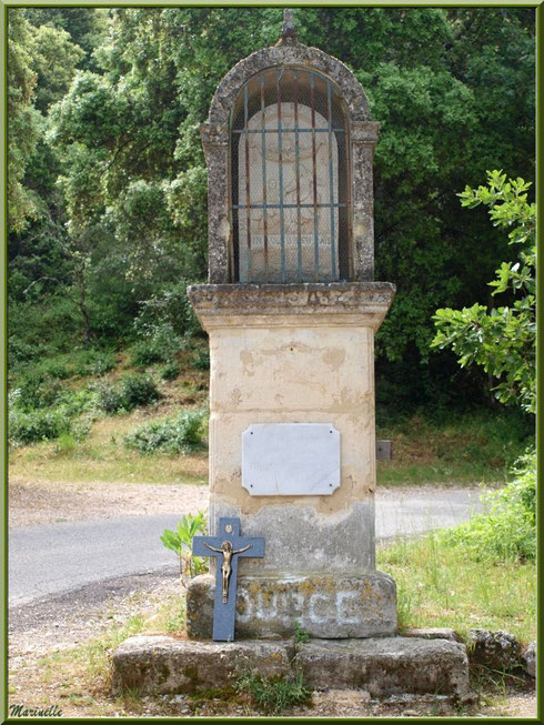 Oratoire sur le chemin menant à la source miraculeuse de l'Ermitage Saint Gens, village de Le Beaucet, Lubéron (84)