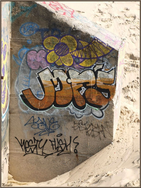 Tags et graffitis sur un blockhaus en bordure de plage de La Corniche à Pyla-sur-Mer, Bassin d'Arcachon (33)