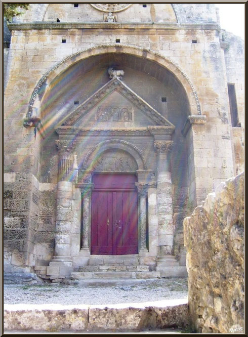 La chapelle Saint Gabriel à Saint Etienne du Grès dans les Alpilles (Bouches du Rhône) : le parvis et la façade dans la lumière divine 