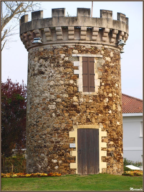 La tour, ancien moulin, à Arès (Bassin d'Arcachon)