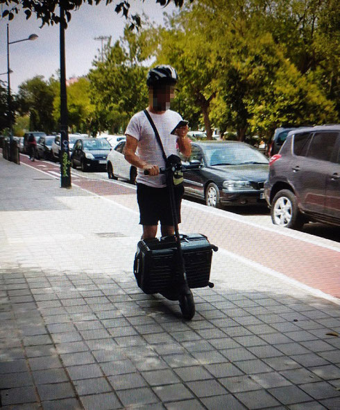 El peligro del móvil cuando circulas  con un patinete eléctrico por la acera  en la Ciudad de València.