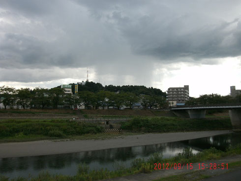 引きの画像、雲が変だよねw