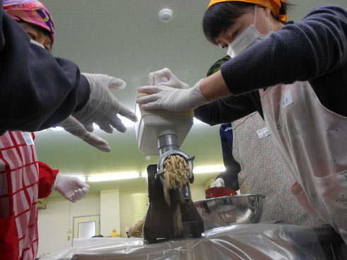 大豆が柔らかく煮えたらザルにあげ、チョッパーにかけてつぶし、冷えるまで待ちます