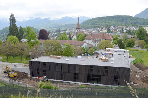 16. Mai 2014 – Auf dem Dach wird durch SpiezSolar die Photovoltaik-Anlage montiert.