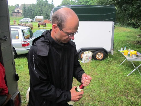 Andreas köpft den Sekt zum Frühstück - sein letztes mit uns