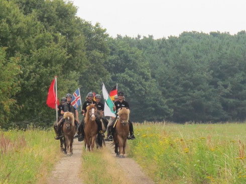 zur Landesgrenze mit Fahnen