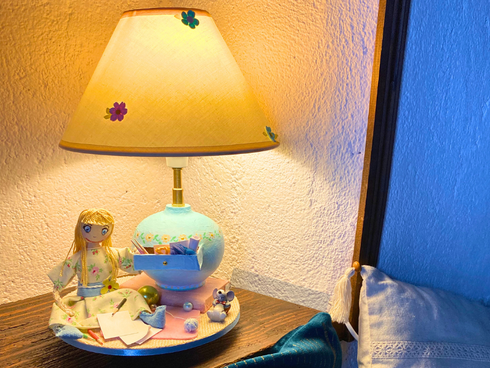 Lampe de chevet pour enfant avec petite poupée décor chambre à coucher. Un luminaire ludique pour petite fille. Une lampe pour enfant par Isabelle Lachat créations vers Rumilly en Haute Savoie.