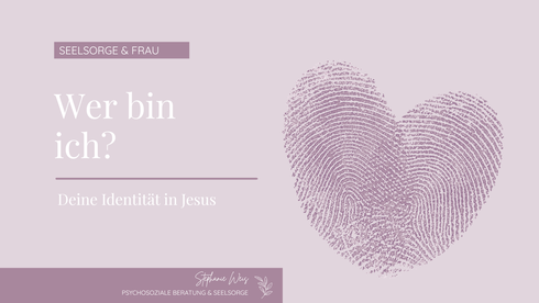 Titelbild mit Titel vom Blogartikel "Wer bin ich? Deine Identität in Jesus" - von Stephanie Weis. In hellem lila Ton mit einem Herz aus zwei Fingerabdrücken im Hintergrund.