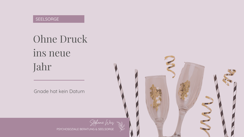 Titelbild mit Titel vom Blogartikel "Kein Druck fürs neue Jahr" von Stephanie Weis. Im Hintergrund Sektflöten und Silvesterdeko. Alles in hellen Lila gehalten. 