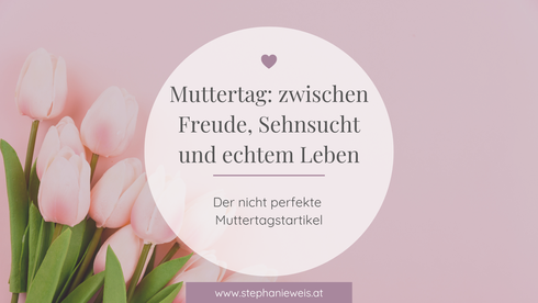 Titelbild mit Titel vom Blogartikel "Muttertag: Zwischen Freude, Sehnsucht und echtem Leben" von Stephanie Weis. Im Hintergrund ist ein rosa Tulpenstrauß. Alles in lila Ton gehalten.