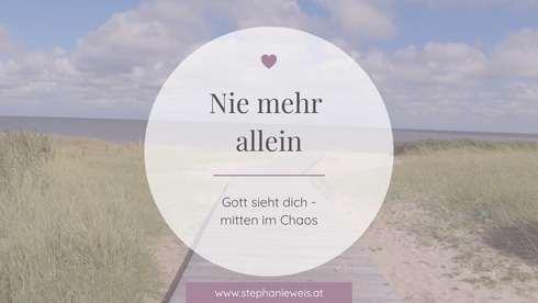 In der Mitte ist ein Kreis auf dem steht: Nie mehr allein / Gott sieht dich - mitten im Chaos - ein Blogartikel von Stephanie Weis. Im Hintergrund ein Weg zum Strand.