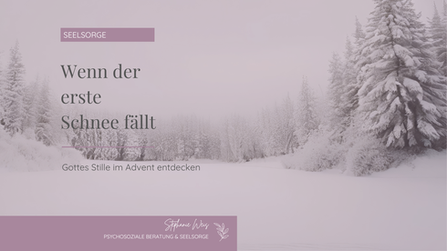 Titelbild mit Titel vom Blogartikel "Wenn der erste Schnee fällt" von Stephanie Weis. Im Hintergrund eine weiße Winterlandschaft. Alles in hellem lila gehalten.
