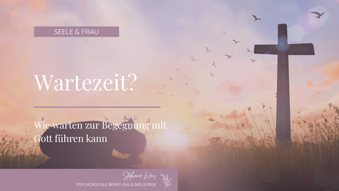 Titelbild mit Titel vom Blogartikel "Wie warten zur Begegnung mit Gott führen kann" von Stephanie Weis. Im Hintergrund sieht man Vögel, eine Wiese auf der ein großes Kreuz steht. Alles ist in hellem Lila gehalten. 
