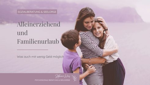 Titelbild vom Blogartikel "Urlaub mit Kind - auch mit wenig Geld möglich" von Stephanie Weis. Oben in der Ecke steht Sozialberatung & Seelsorge. Im Hintergrund eine Mutter zwei Kindern vor einer Bergkulisse. 