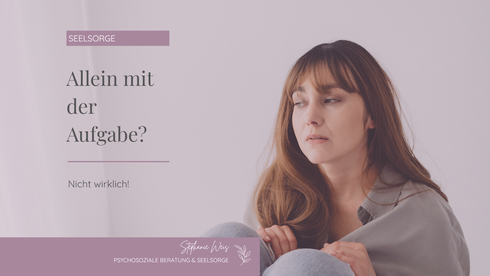 Titelbild mit Titel von Blogartikel "Allein mit der Aufgabe? Nicht wirklich!" von Stephanie Weis. Im Hintergrund eine traurige aussehende, nachdenkende Frau. Alles in hellem lila gehalten. 