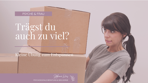 Titelbild mit Titel vom Blogartikel "Was Frauen tragen" von Stephanie Weis. Im Hintergrund eine Frau, die mühsam Kartons trägt. Alles in hellem lila Ton gehalten. 