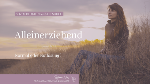 Design für Blogartikel Alleinerziehend- normal oder Notlösung von Stephanie Weis. Im Hintergrund eine nachdenkliche Frau im Gras. 