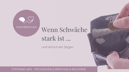 Titelbild mit Titel von Blogartikel " Wenn Schwäche stark ist und Armut ein Segen" von Stephanie Weis. Alles in lila gehalten. Im Hintergrund eine leere Geldtasche.
