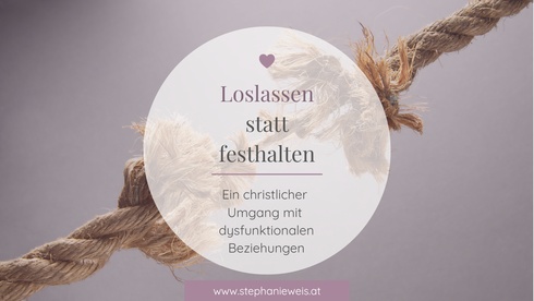 Blogdesign mit Titel von "Loslassen statt festhalten" von Stephanie Weis. Im Vordergrund ein weißer Kreis mit Titel. Im Hintergrund ein Seil, was zum Zerreißen gespannt ist. 
