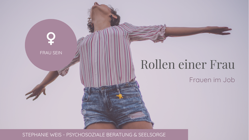 Titelbild mit Titel von der Blogreihe "Rollen einer Frau" von Stephanie Weis. Im Hintergrund eine Frau mit ausgestreckten Händen, die Freiheit ausstrahlt. Alles in hellem lila gehalten. 