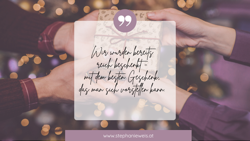 Titelbild mit Titel vom Blogartikel "Weihnachten mit Geldsorgen" von Stephanie Weis. Im Hintergrund zwei Menschen, die sich ein Geschenk reichen. Im Vordergrund ein Zitat aus dem Artikel.