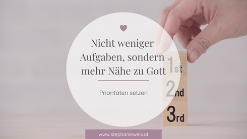 Titelbild mit Titel vom Blogartikel "Prioritäten setzen" von Stephanie Weis. Im Hintergrund sieht man beschriftete Steine mit 1., 2., 3. Alles im hellen Lila gehalten. 