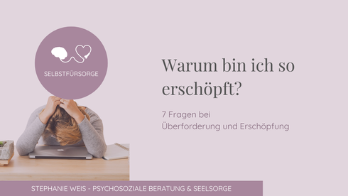Titelbild mit Titel vom Blogartikel "Warum bin ich so erschöpft" von Stephanie Weis. Im Hintergrund eine Frau, die erschöpft über einen Laptop lehnt. Alles in hellem Lila gehalten. 