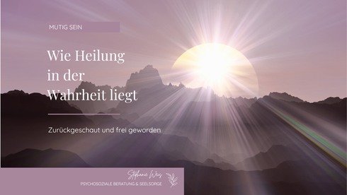 Titelbild vom Blogartikel "Zurückgeschaut und frei geworden" von Stephanie Weis. Alles in lila gehalten. Mit Foto von großem Sonnenaufgang im Hintergrund. 