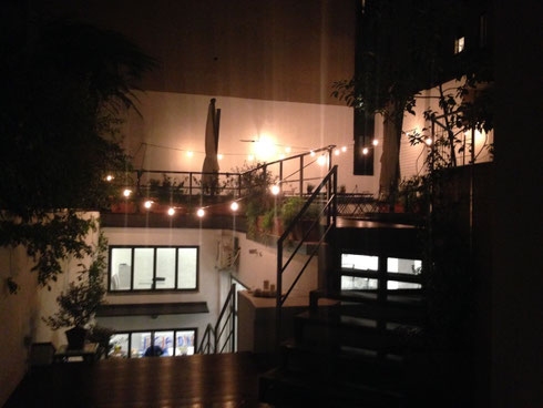 Il giardino di Spazio 19 Milano in versione notturna