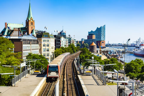 S-Bahnhof in Hamburg mit Elbphilharmonie im Hintergrund