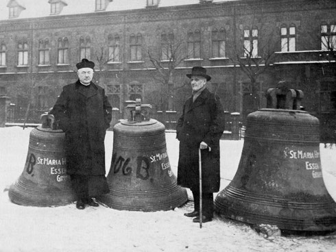Josef Isenberg (rechts) zusammen mit Pfarrer Wilh. Joh. Böhler bei der Beschlagnahme der Kirchenglocken 1942