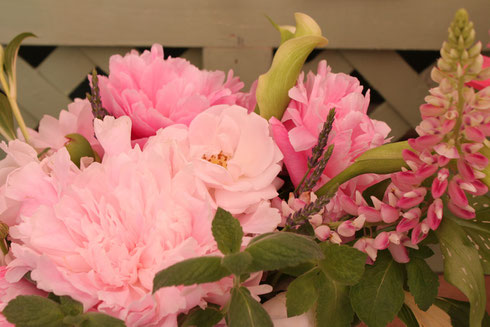 Cut Flower Arrangement (1st Place) entered in the Cut Specimens Category in the 2014 Newport Flower Show by Lynne Jackson DaRos.