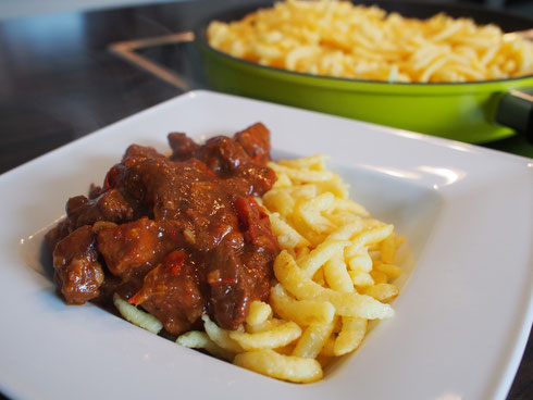 Gulasch Ungarisch Aus Dem Dutchoven Derschlutten Kitchen Bbq Blog