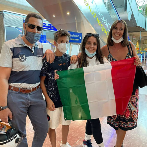 Il rientro a casa abbracciata dalla famiglia