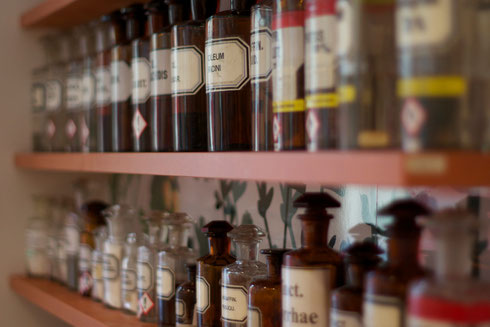 Bild von Apotheken-Glasflaschen mit verschiedenen Inhalten