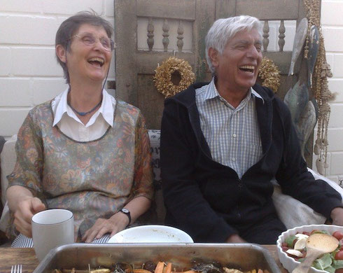 ©Natalia Pérez de Herrasti. Indio de Australia y húngara, amigos, antiguos colegas, residentes en Alemania, en una reunión en casa de una amiga alemana común.